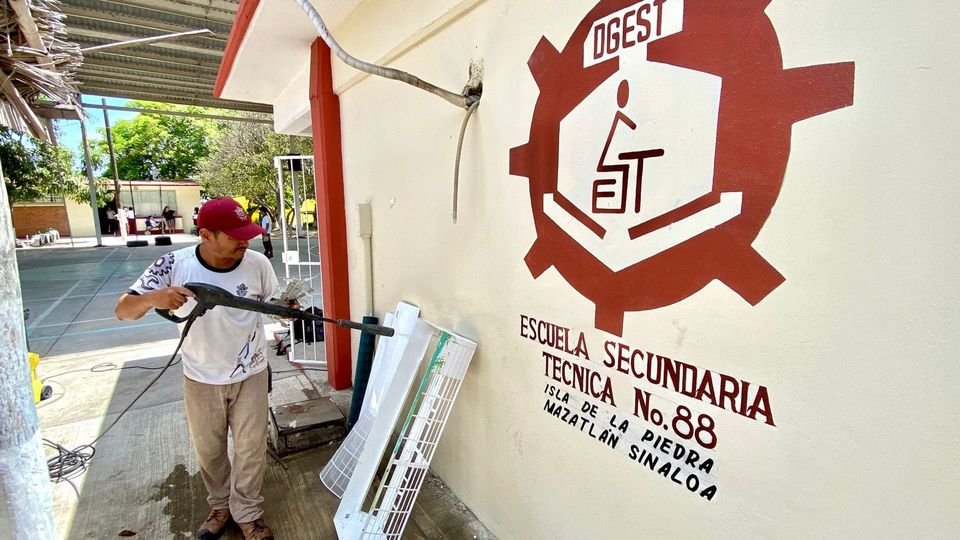 *Gobierno de Mazatlán apoya con mantenimiento a los aires acondicionados de secu