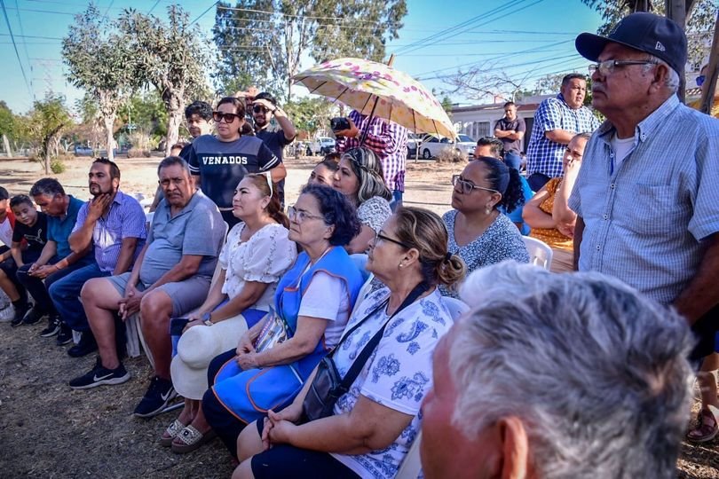 *Inician reparación de losas cuarteadas y limpieza del canal que corre en Avenid