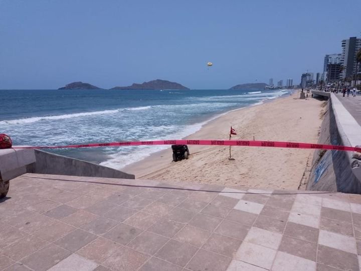 *Por incremento de oleaje, Policía Acuática de Mazatlán cierra accesos a playas.