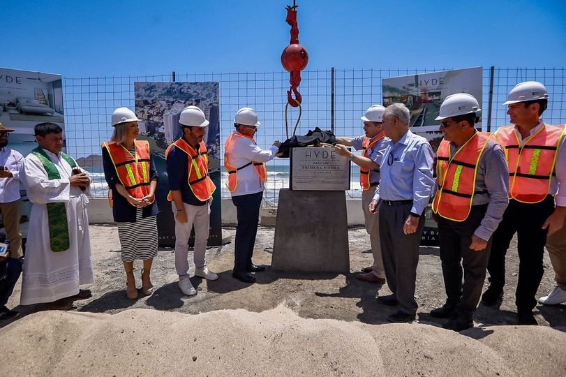 Rocha coloca la primera piedra de hotel Hyde en Mazatlán