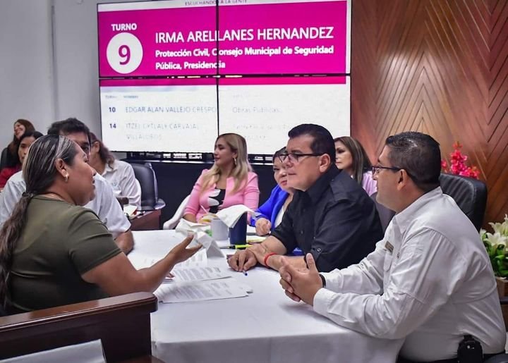 Después de 15 años, Magdaleno Mojica Patrón recibe certeza jurídica de su hogar. Después de 15 años, Magdaleno Mojica Patrón recibe certeza jurídica de su hogar.
