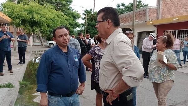 *Resuelve JUMAPAM peticiones que recibió el Alcalde Edgar González al recorrer l *Resuelve JUMAPAM peticiones que recibió el Alcalde Edgar González al recorrer l