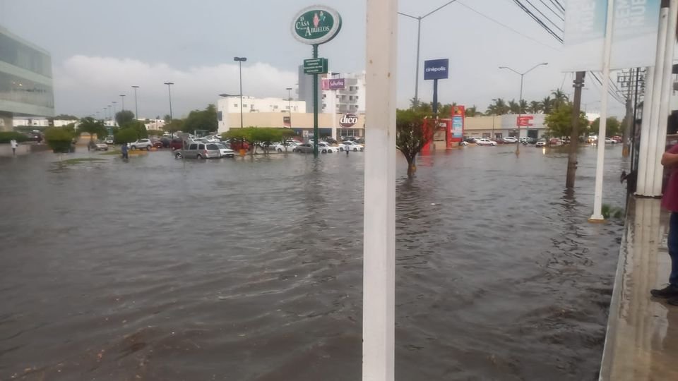 *Acumulación de basura en los desagües ocasiona elevación en los niveles de agua