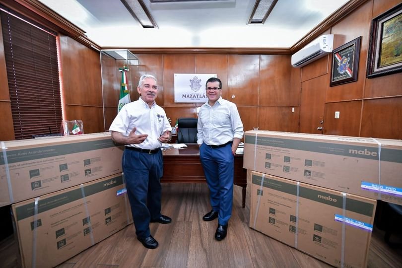 *Archivo Municipal recibe donativo de dos minisplit del empresario Fernando Vald *Archivo Municipal recibe donativo de dos minisplit del empresario Fernando Vald