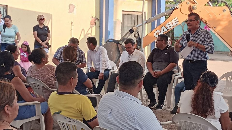 *Atienden Gobierno Municipal y JUMAPAM a usuarios de Puesta del Sol y Valles del *Atienden Gobierno Municipal y JUMAPAM a usuarios de Puesta del Sol y Valles del