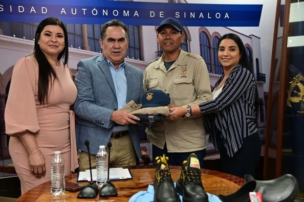 En la entrega de uniformes, el Rector reconoce la labor del personal administrat