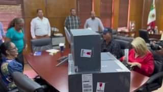 Entrega de equipo de internet satelital a zona rural