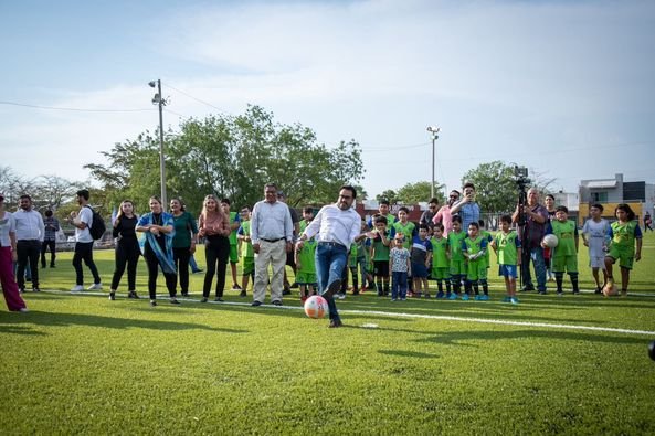 *Juan de Dios Gámez cumple y entrega cancha de futbol rehabilitada en Prados del