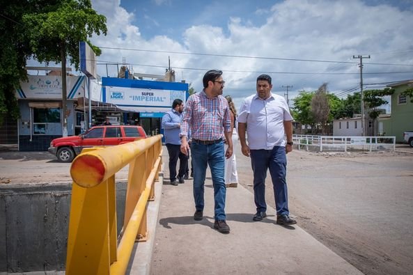 *Juan de Dios Gámez instruye instalar barandal en el canal del fraccionamiento C *Juan de Dios Gámez instruye instalar barandal en el canal del fraccionamiento C