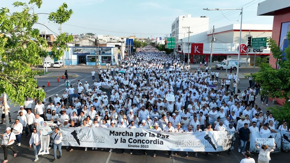 LA MEGA MARCHA DEL SILENCIO POR LA PAZ Y LA CONCORDIA CONCENTRÓ A MÁS DE 20 MIL LA MEGA MARCHA DEL SILENCIO POR LA PAZ Y LA CONCORDIA CONCENTRÓ A MÁS DE 20 MIL