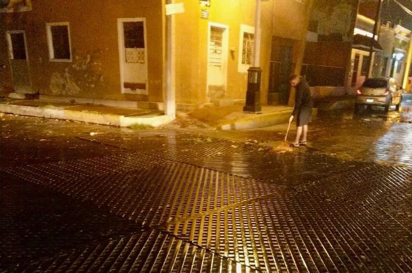 *Lluvia y viento dejan algunos daños y árboles derribados en la ciudad.* *Lluvia y viento dejan algunos daños y árboles derribados en la ciudad.*