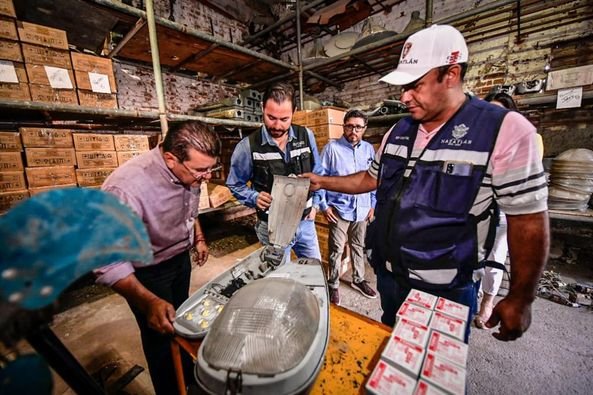 Para continuar iluminando colonias y comunidades! Más de 10 mil lámparas led lic Para continuar iluminando colonias y comunidades! Más de 10 mil lámparas led lic