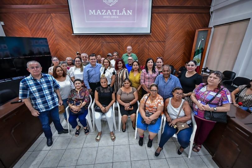*Policías jubilados y viudas se reúnen con autoridades municipales.*