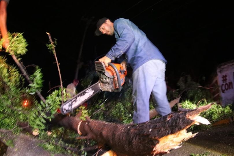 *Recorre Edgar González la ciudad, para encabezar brigadas de apoyo, luego de la