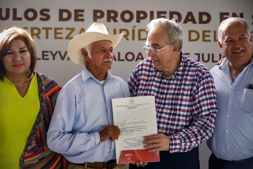 Rocha entrega títulos de propiedad a más de mil 500 familias de Sinaloa municipi