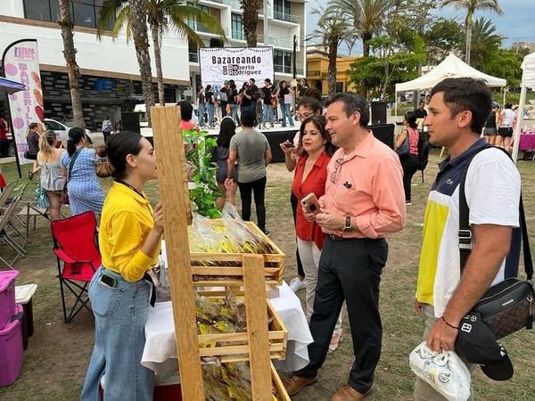 Todo un éxito primer BAZAREANDO con Roberto Rodríguez  La tarde de ayer se hizo