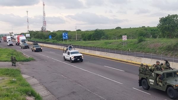 *“ARRIBAN A MAZATLÁN  300 ELEMENTOS DEL EJÉRCITO MEXICANO Y GUARDIA NACIONAL PAR