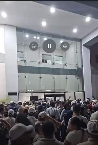 APOYAN UNIVERSITARIOS AL RECTOR JESÚS MADUEÑA MOLINA Y SE MANIFIESTAN FRENTE A APOYAN UNIVERSITARIOS AL RECTOR JESÚS MADUEÑA MOLINA Y SE MANIFIESTAN FRENTE A