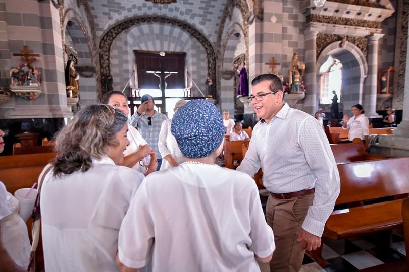 *Acuden personas adultas mayores a  dar gracias por el Día de las y los Abuelos.