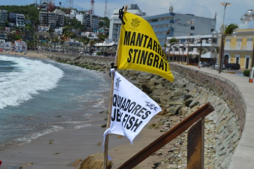 *Alerta Policía Acuática ante oleaje elevado en playas de Mazatlán.* *Alerta Policía Acuática ante oleaje elevado en playas de Mazatlán.*