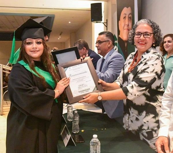 Asiste Graciela Domínguez a Graduación de CONALEP.
