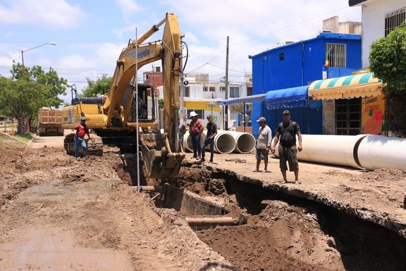 *Avanza favorablemente la reposición del colector Delfín.* *Avanza favorablemente la reposición del colector Delfín.*