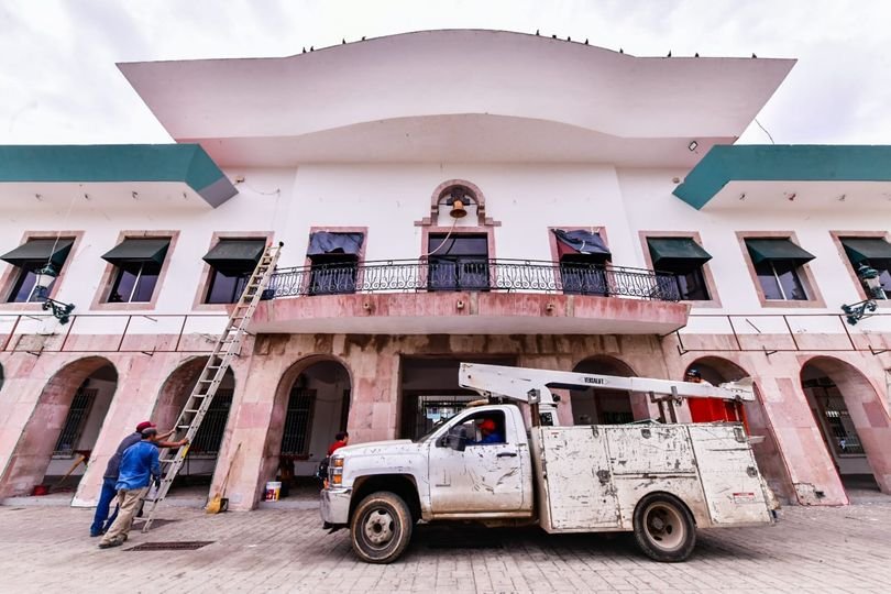*Dan mantenimiento al Palacio Municipal.* *Dan mantenimiento al Palacio Municipal.*