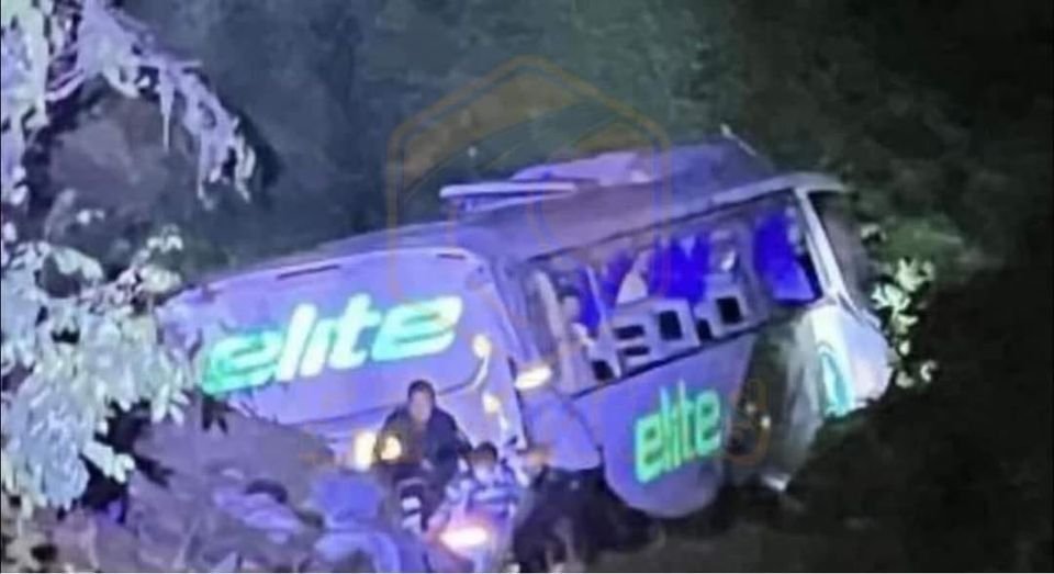 EN NAYARIT UN AUTOBÚS CAE A UN BARRANCO DÓNDE SE REPORTA QUE HAY MAS DE 20 PERSO