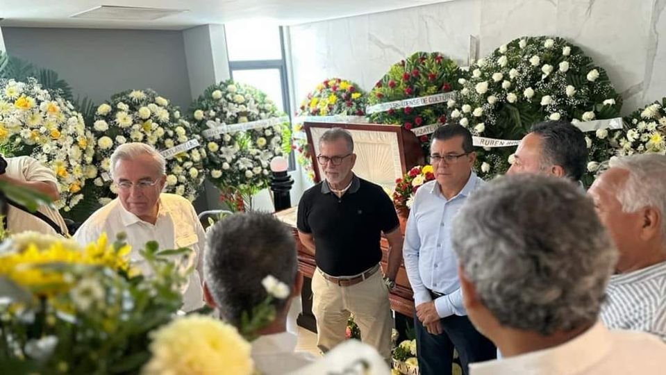 El gobernador Rubén Rocha Moya acudió a presentar sus condolencias a familiares
