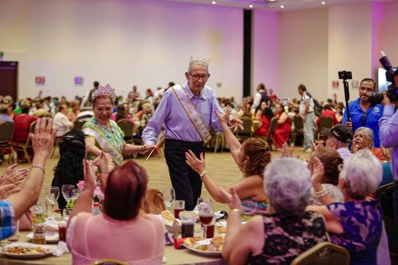 *En un ambiente de fiesta, personas adultas mayores celebran el Día de las y los *En un ambiente de fiesta, personas adultas mayores celebran el Día de las y los