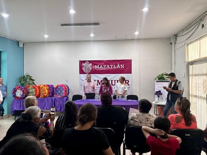 *IMMUJER en clausura de taller de elaboración de piñatas.*