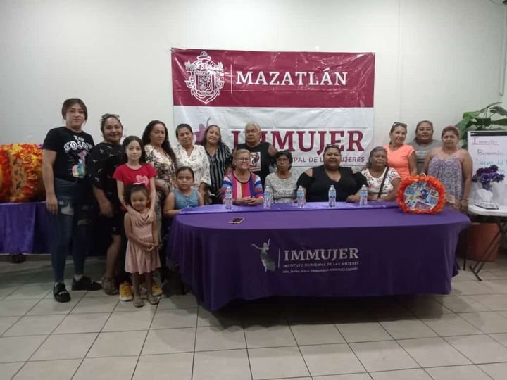 Imparten taller de elaboración de piñatas a mujeres empacadoras de camarón Imparten taller de elaboración de piñatas a mujeres empacadoras de camarón