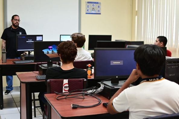 Incentiva UAS el interés de estudiantes por la tecnología e innovación a través Incentiva UAS el interés de estudiantes por la tecnología e innovación a través