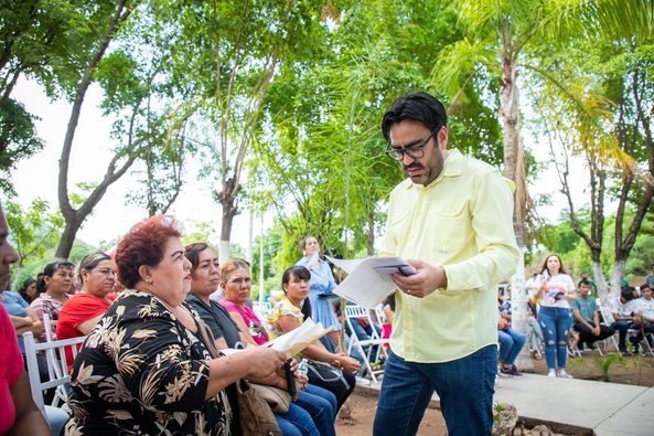 *Juan de Dios Gámez acuerda obras y mantenimiento de servicios públicos en Tepuc