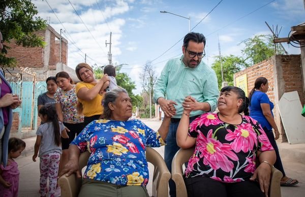 *Juan de Dios Gámez felicita a integrantes del Comité Ciudadano de Las Cucas por *Juan de Dios Gámez felicita a integrantes del Comité Ciudadano de Las Cucas por