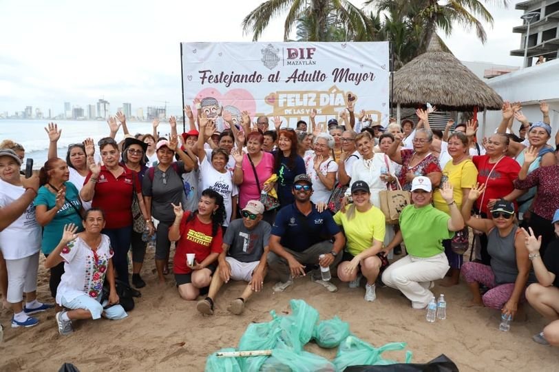*Participan personas adultas mayores en limpieza de playa con motivo del Día de *Participan personas adultas mayores en limpieza de playa con motivo del Día de
