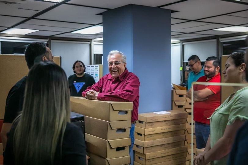 Recorre Rocha Palacio de Gobierno para saludar a trabajadores