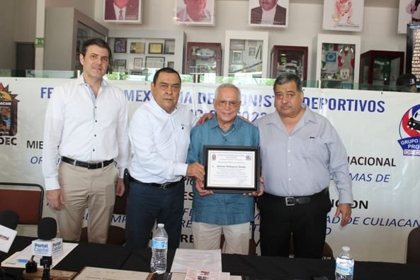 *Rinden homenaje al periodista Antonio Velázquez, por su ingreso al Salón del Pe *Rinden homenaje al periodista Antonio Velázquez, por su ingreso al Salón del Pe