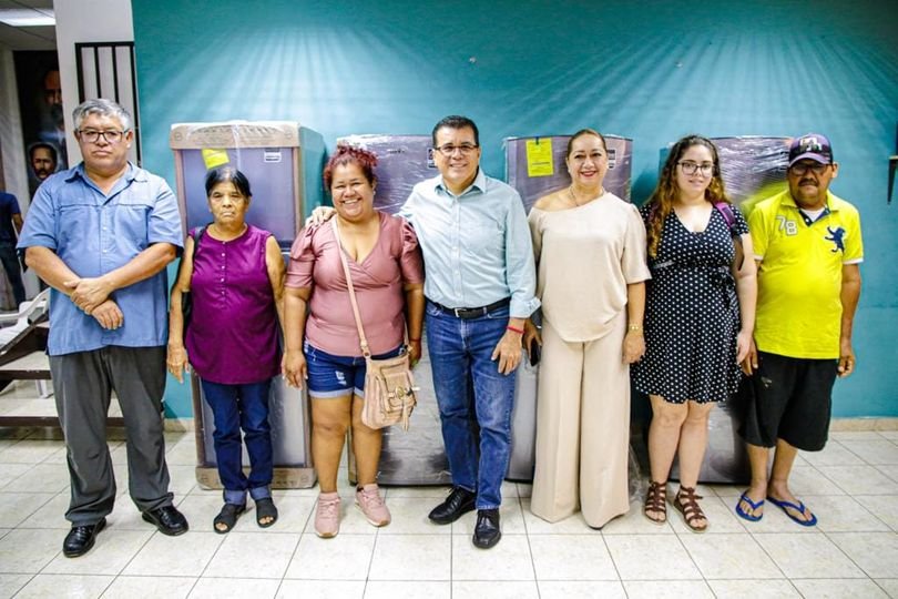*¡Se cumplió¡ Gobierno de Mazatlán entrega cuatro refrigeradores a vecinos del *¡Se cumplió¡ Gobierno de Mazatlán entrega cuatro refrigeradores a vecinos del