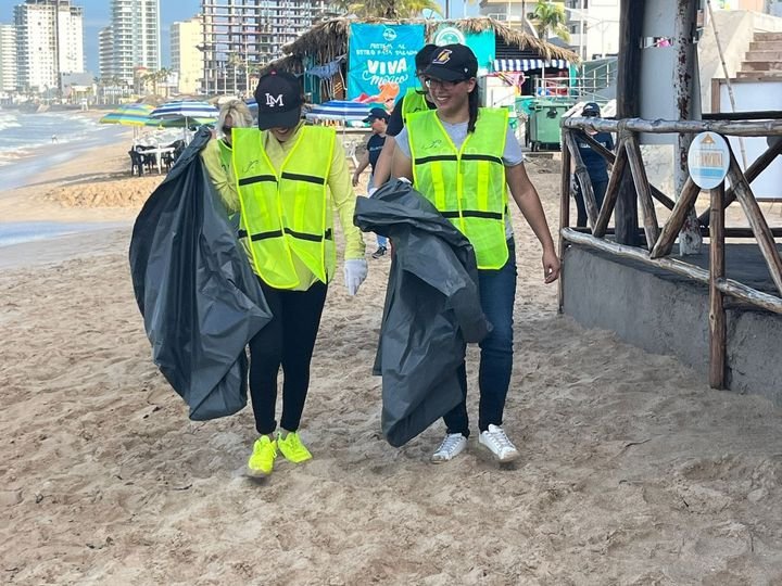 *300 voluntarios se unen para limpiar la playa.*