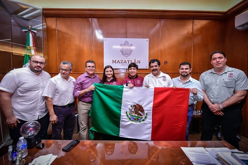 *Abandera Alcalde Edgar González a equipo mazatleco que participará en Infomatri *Abandera Alcalde Edgar González a equipo mazatleco que participará en Infomatri
