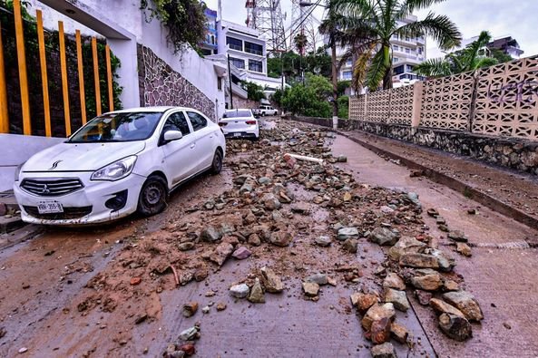 *Alcalde Edgar González recorre las zonas afectadas por inundaciones y deslaves.