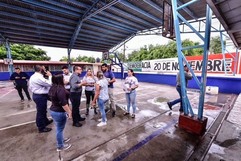 *Alcalde visita a familias afectadas por inundaciones.*