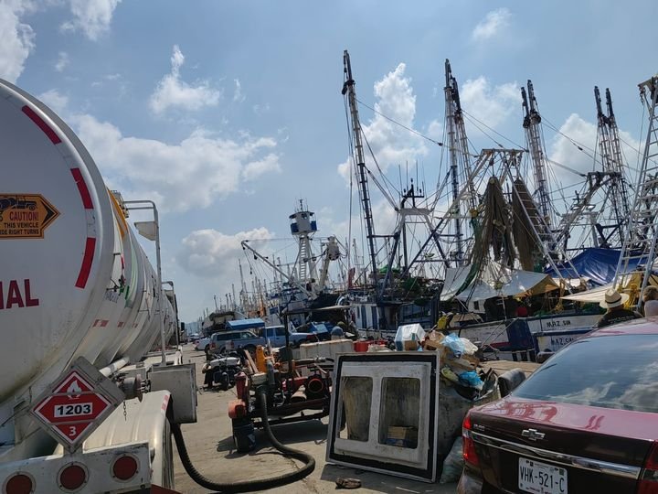 Barcos camaroneros cargan de combustible en Mazatlán Barcos camaroneros cargan de combustible en Mazatlán