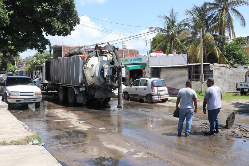 *Desazolva JUMAPAM alcantarillado en la Calle Agustín Melgar* *Desazolva JUMAPAM alcantarillado en la Calle Agustín Melgar*