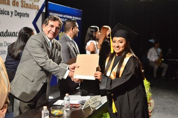Egresan con orgullo y dedicación de las carreras de Educación Física y Deportiva