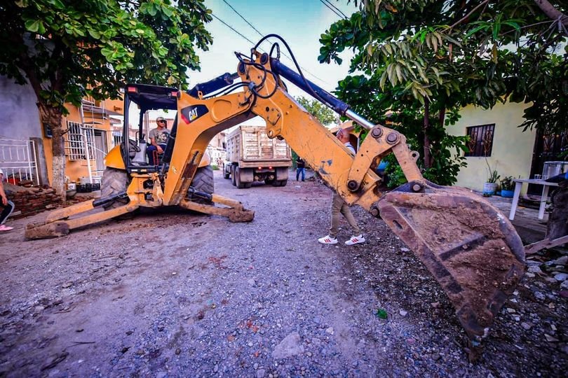 *El Alcalde Edgar González dio arranque a obra de pavimentación en la colonia Li