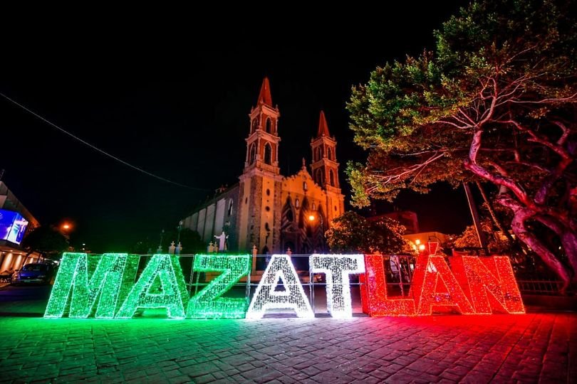 *El Palacio Municipal de Mazatlán se ilumina con los colores patrios.* *El Palacio Municipal de Mazatlán se ilumina con los colores patrios.*