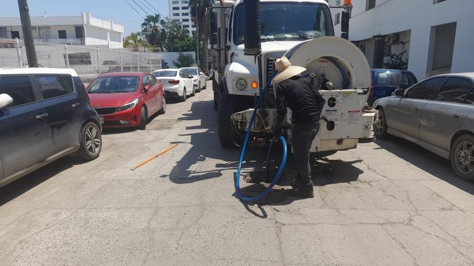*Extrae JUMAPAM grasas del alcantarillado en Zona Dorada y cesan derrames en Cal *Extrae JUMAPAM grasas del alcantarillado en Zona Dorada y cesan derrames en Cal
