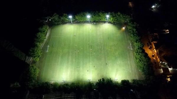 Inaugura Rolando Mercado iluminación en el estadio de fútbol de la comunidad de